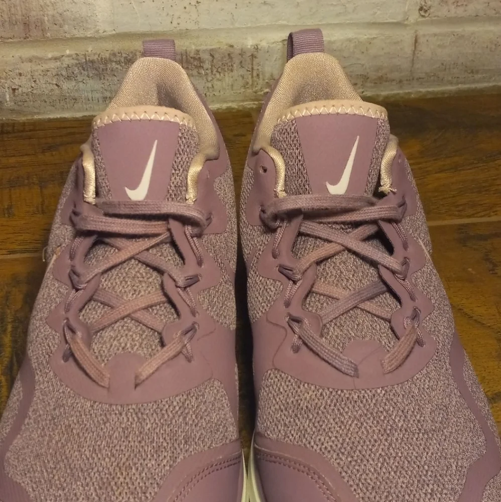 Woman's Nike Air Max's - Picture 3 of 7